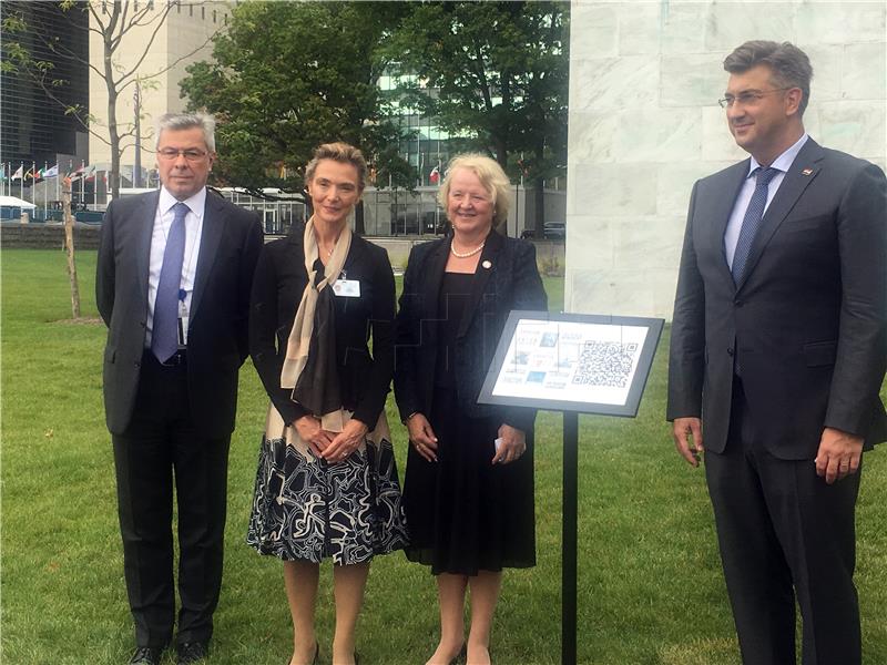 Plenkovic unveils memorial plaque in front of Peace Monument in New York