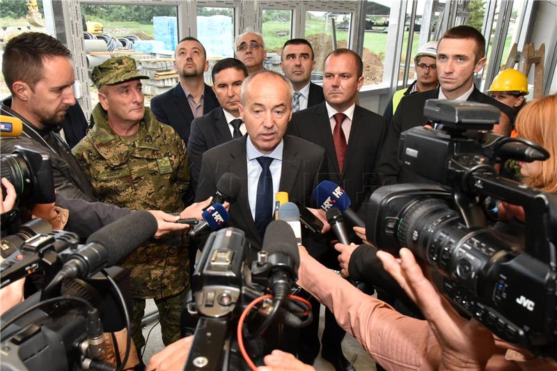 Ministar Krstičević obišao radove u vojarni 204. Vukovarske brigade