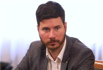 Pernar: Skandalozno da svećenik pedofil bude kažnjen radom za opće dobro