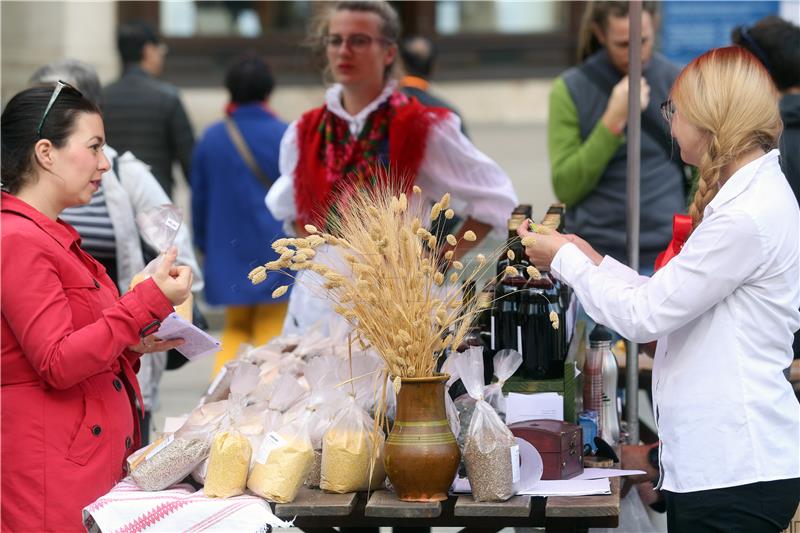 Sajam Retro tržnica na središnjem zagrebačkom trgu 