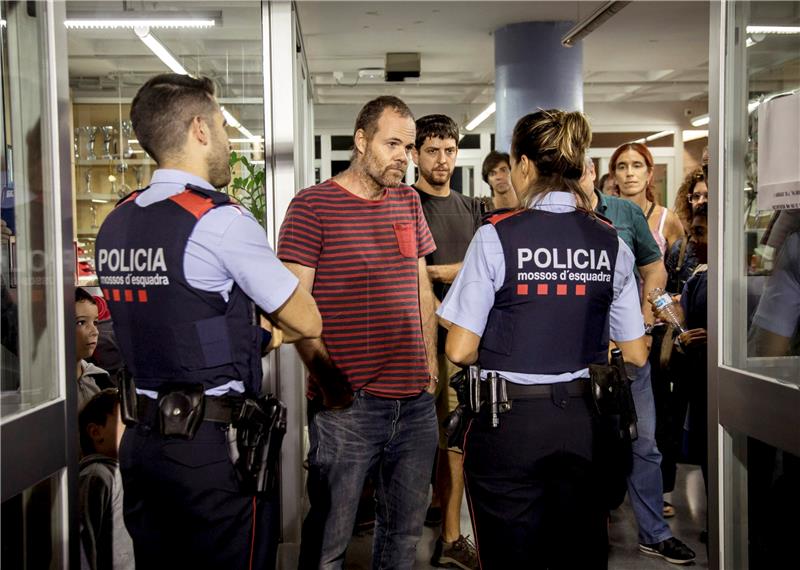 U Kataloniji pred referendum policija zauzima glasačka mjesta, prosvjednici ih ne žele napustiti