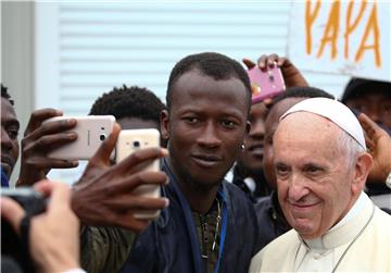 ITALY POPE FRANCIS MEETS MIGRANTS