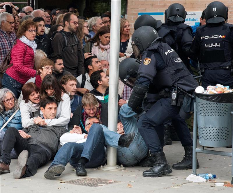 U sukobima s policijom koja nastoji zaustaviti referendum u Kataloniji ozlijeđeno 337 građana 