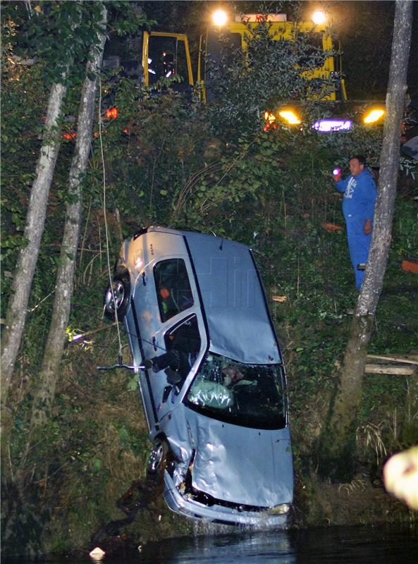 Automobil sletio u rijeku Dobru, u njemu nađeno tijelo