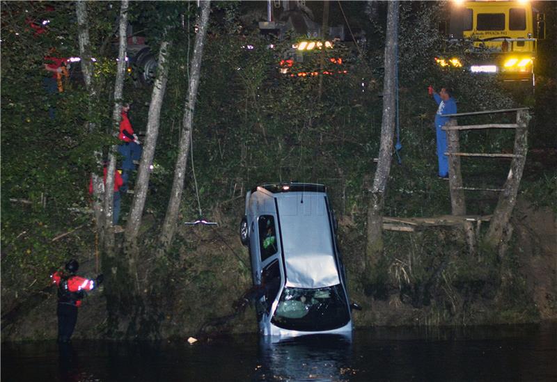 Automobil sletio u rijeku Dobru, u njemu nađeno tijelo