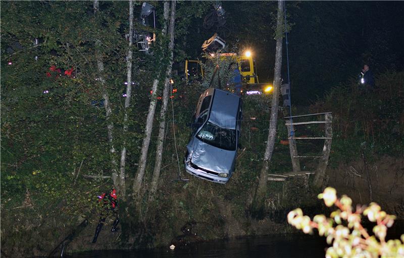 Automobil sletio u rijeku Dobru, u njemu nađeno tijelo