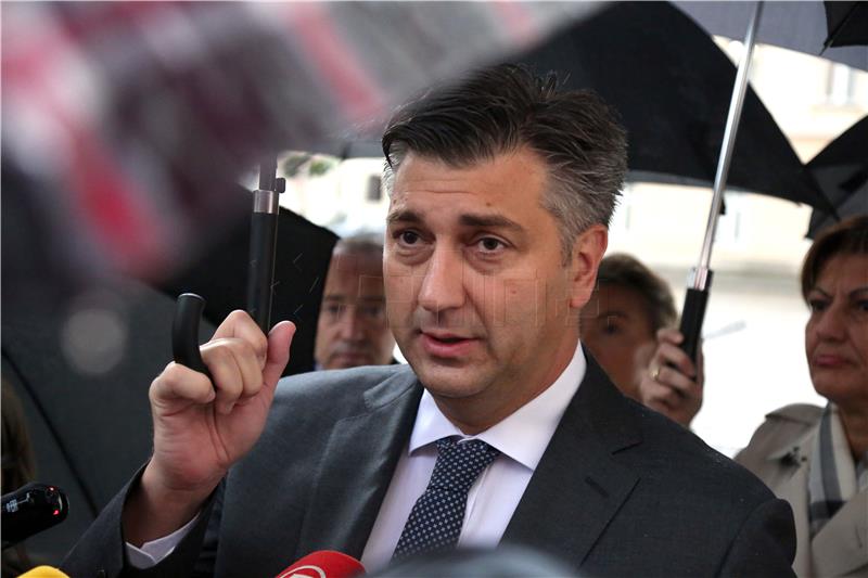 Plenković kani papu Franju pozvati u Hrvatsku