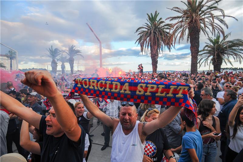 Udruga Naš Hajduk donirala NK Varteksu 1.911 kuna