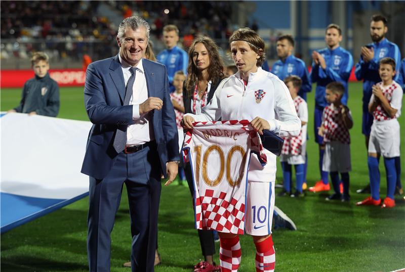  Luka Modrić dobio je plaketu i dres za 100. nastup za reprezentaciju 