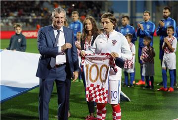  Luka Modrić dobio je plaketu i dres za 100. nastup za reprezentaciju 