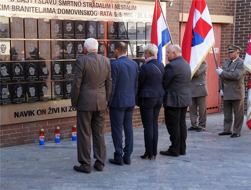 Za Dan neovisnosti u Čakovcu vijenci i svijeće za poginule branitelje 