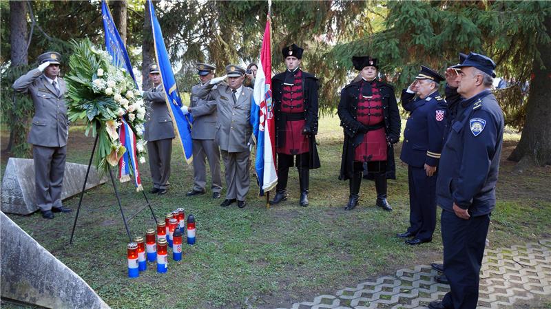 Za Dan neovisnosti u Čakovcu vijenci i svijeće za poginule branitelje