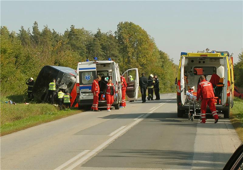 Policija nakon očevida: U prevrnutom autobusu lakše ozlijeđeno 21 dijete