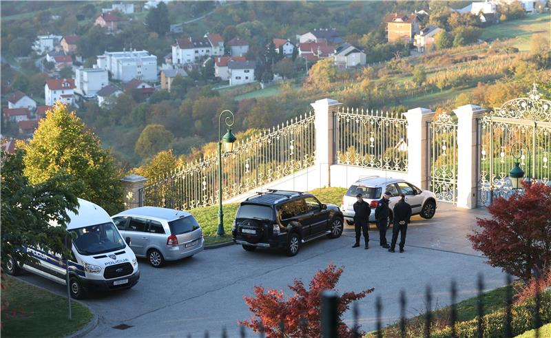 Policija pred Kulmerovim dvorima