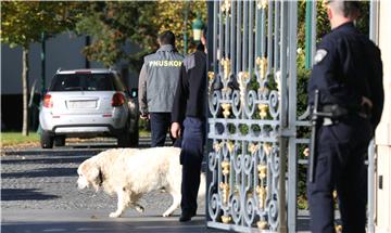 Policija pred Kulmerovim dvorima