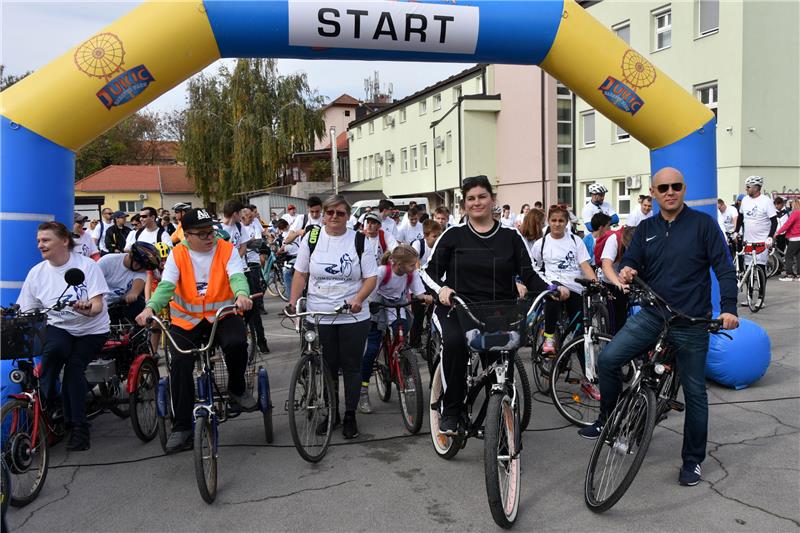 Over 200 cyclists promote EU-funded projects in east Croatia