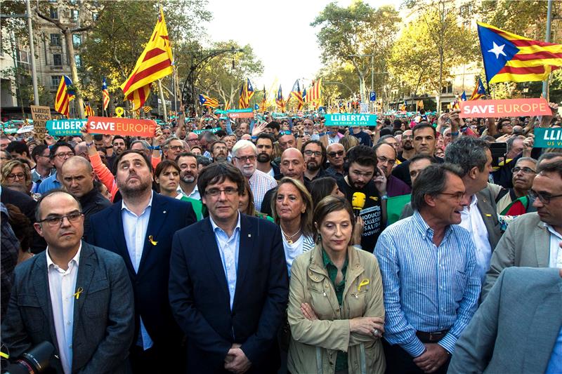 Stotine tisuća prosvjednika u Barceloni protiv mjera Madrida