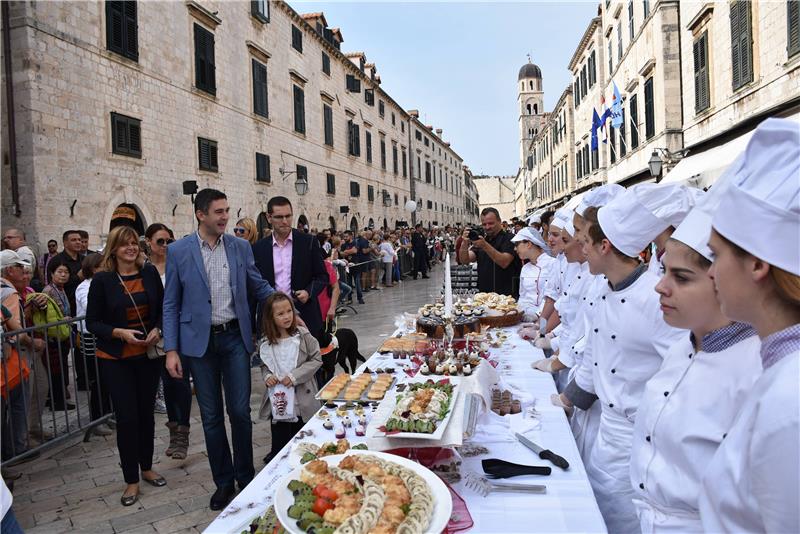 Na Stradunu održana humanitarna "Dubrovačka trpeza"