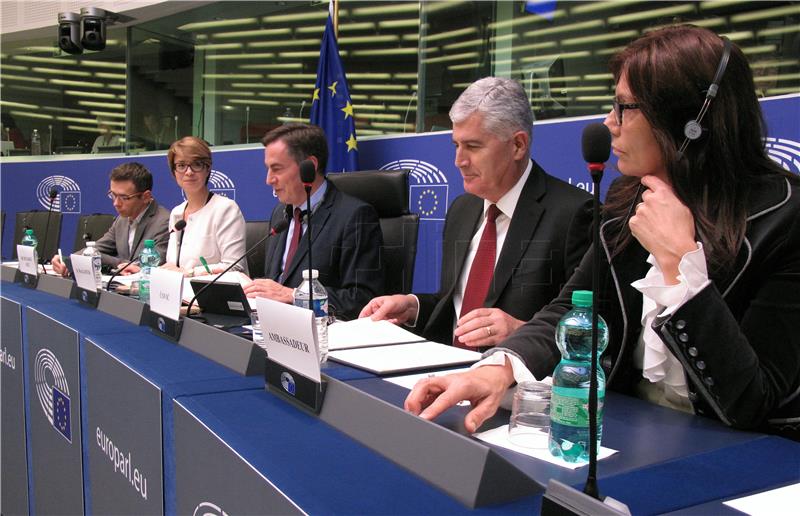 Covic: Bosnia committed to fulfilling EU membership questionnaire until year's end