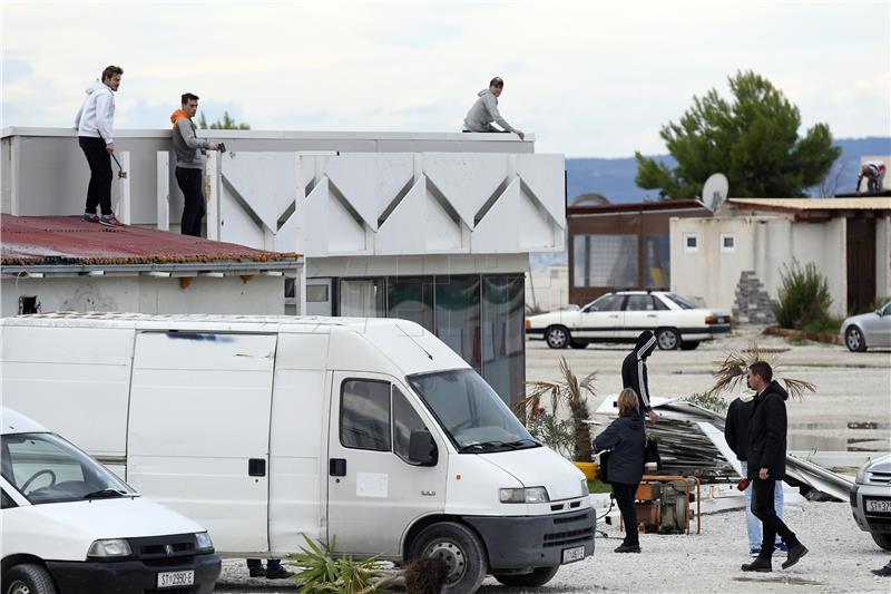 Građevinska inspekcija započela s rušenjem objekata na plaži u Splitu