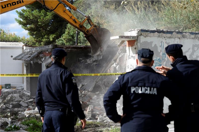 Građevinska inspekcija započela s rušenjem objekata na plaži u Splitu