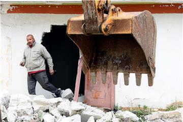 Građevinska inspekcija započela s rušenjem objekata na plaži u Splitu