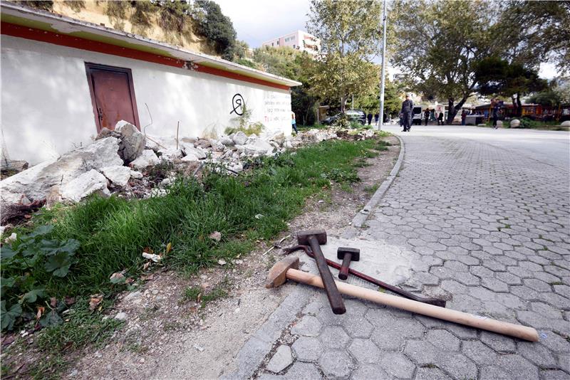 Građevinska inspekcija započela s rušenjem objekata na plaži u Splitu