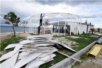 Građevinska inspekcija započela s rušenjem objekata na plaži u Splitu