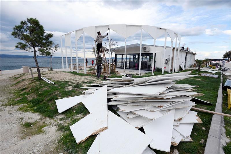 Građevinska inspekcija započela s rušenjem objekata na plaži u Splitu