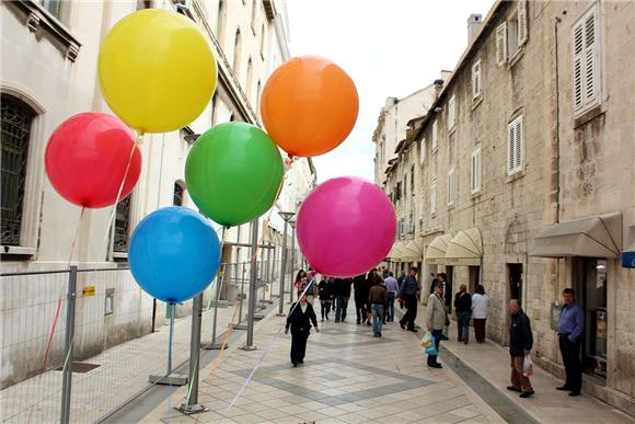 Letio dva sata nad Johannesburgom privezan za balone s helijem 