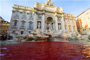 Zacrvenjela se rimska fontana Trevi