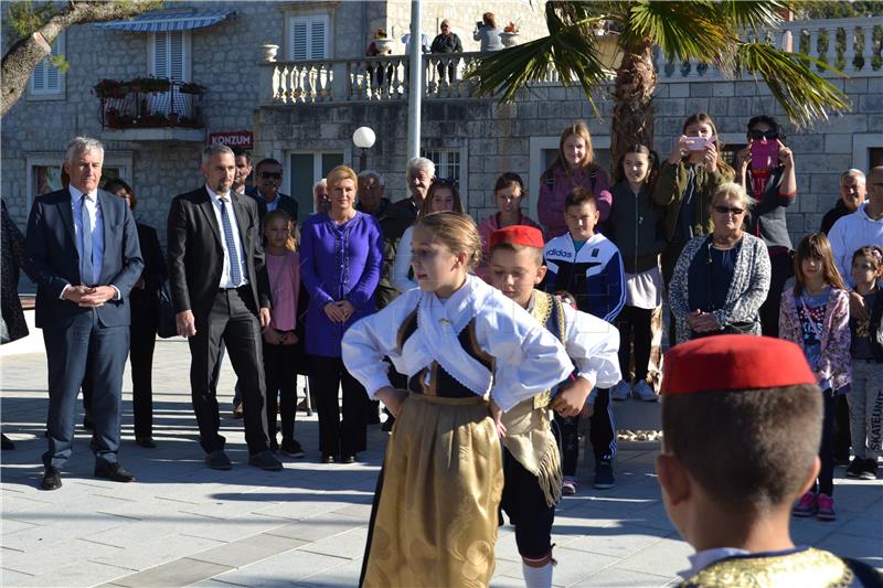 Predsjednica Grabar-Kitarović posjetila Knežev dvor u Slanom