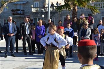 Predsjednica Grabar-Kitarović posjetila Knežev dvor u Slanom