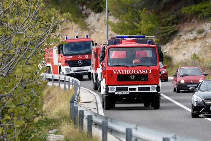 Požar kod Omiša pod nadzorom, izgorjelo 60-tak hektara