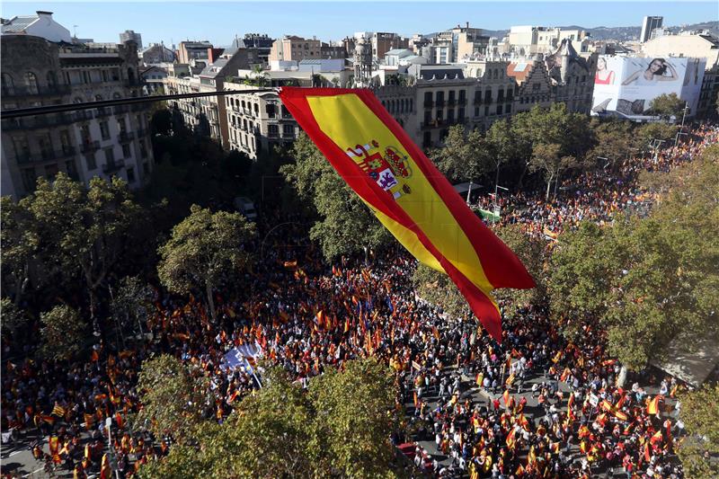 Stotine tisuća zagovornika jedinstvene Španjolske na ulicama Barcelone