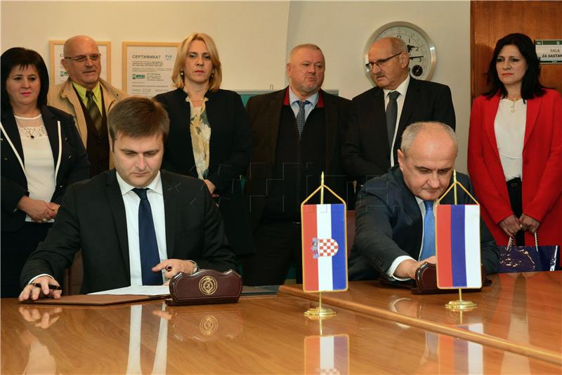 Croatia, Bosnian Serb entity sign protocol on conversion of oil refinery to one powered by gas