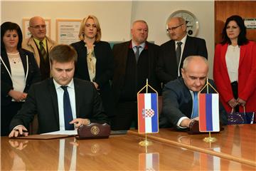 Croatia, Bosnian Serb entity sign protocol on conversion of oil refinery to one powered by gas