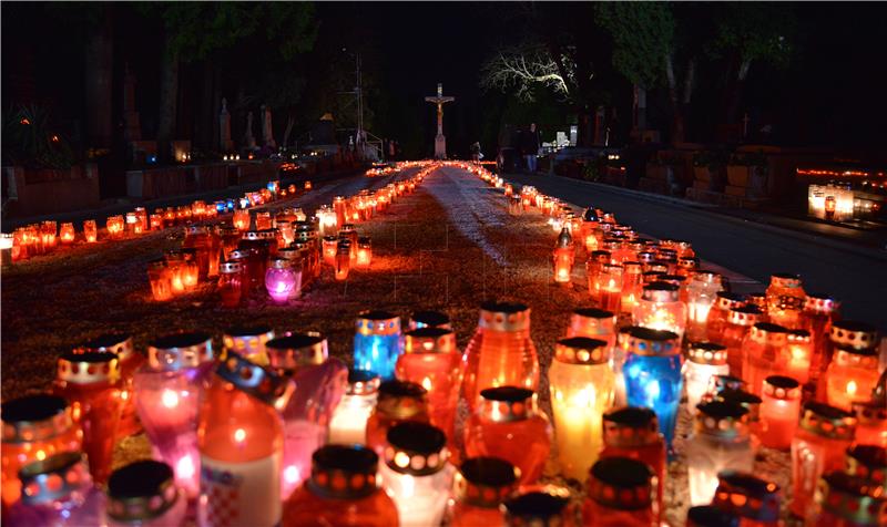 Zagrebačko groblje Mirogoj uoči blagdana Svi sveti