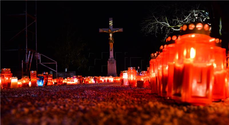 Zagrebačko groblje Mirogoj uoči blagdana Svi sveti