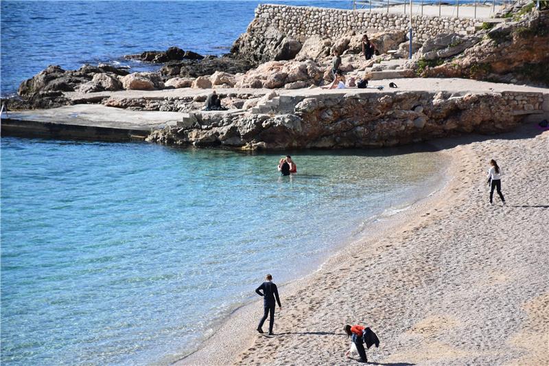 Kupači na dubrovačkoj plaži Banje