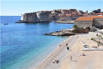 Kupači na dubrovačkoj plaži Banje