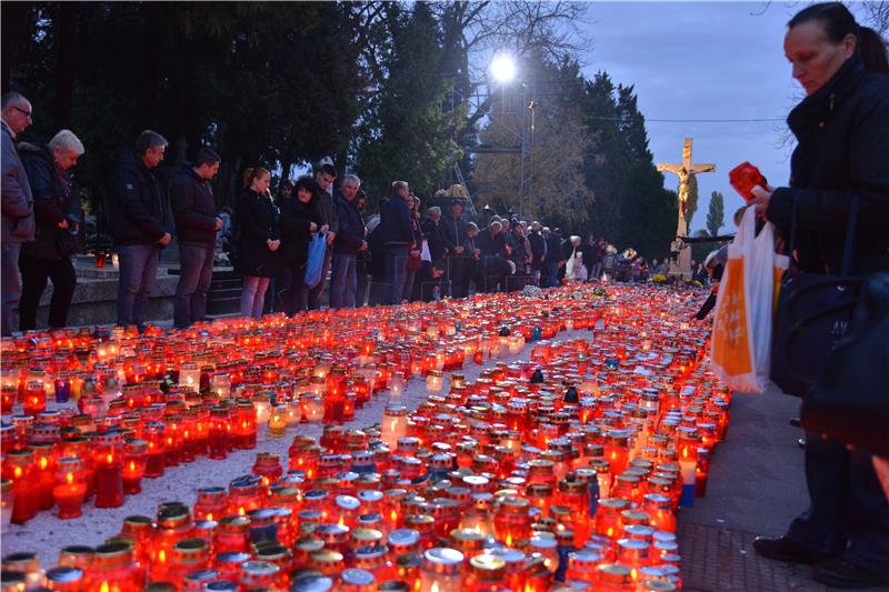 Svijeće kod Centralnog križa na blagdan Svih svetih