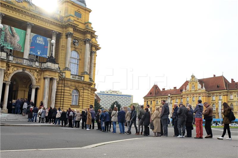 Red ispred HNK za ulaznice za balet 'Orašar'