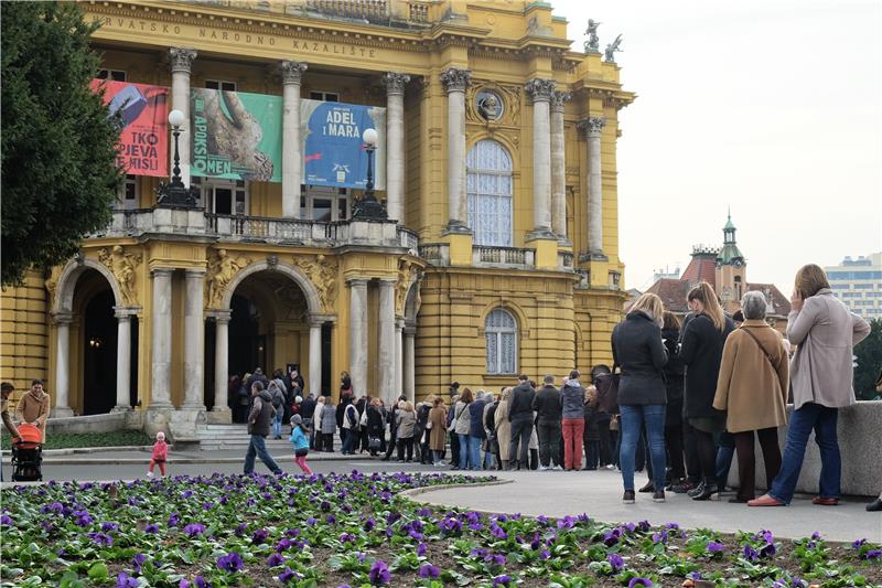 Red ispred HNK za ulaznice za balet 'Orašar'