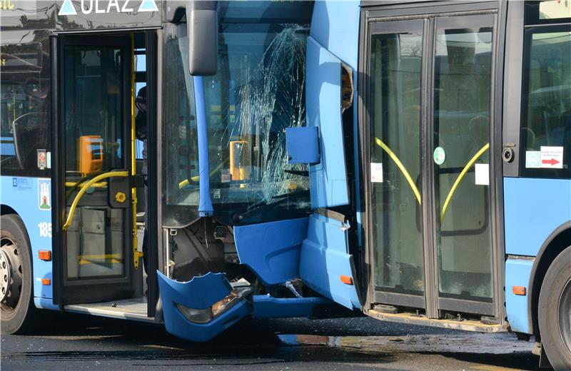 Sudar tri ZET-ova autobusa na autobusnom okretištu Črnomerec