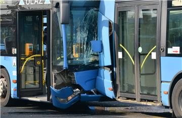 Sudar tri ZET-ova autobusa na autobusnom okretištu Črnomerec