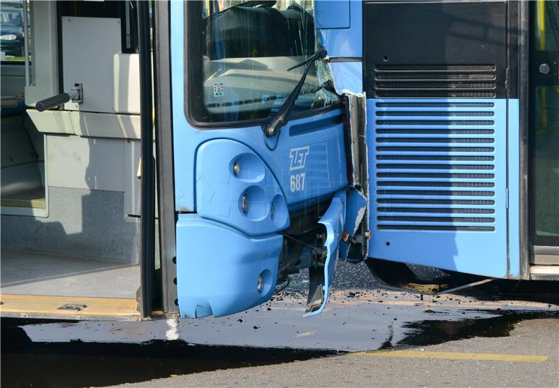 Sudar tri ZET-ova autobusa na autobusnom okretištu Črnomerec