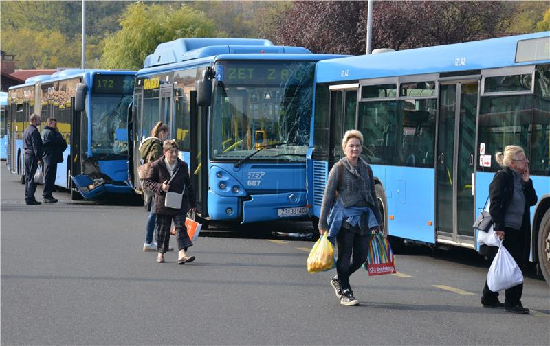 Sudar tri ZET-ova autobusa na autobusnom okretištu Črnomerec