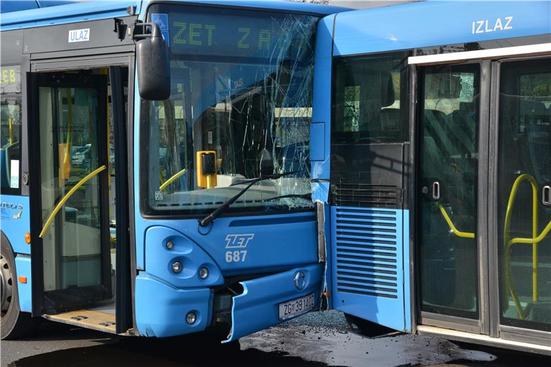 Sudar tri ZET-ova autobusa na autobusnom okretištu Črnomerec