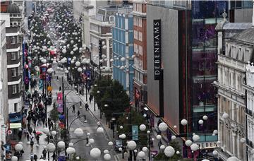 BRITAIN OXFORD STREET TRAFFIC FREE